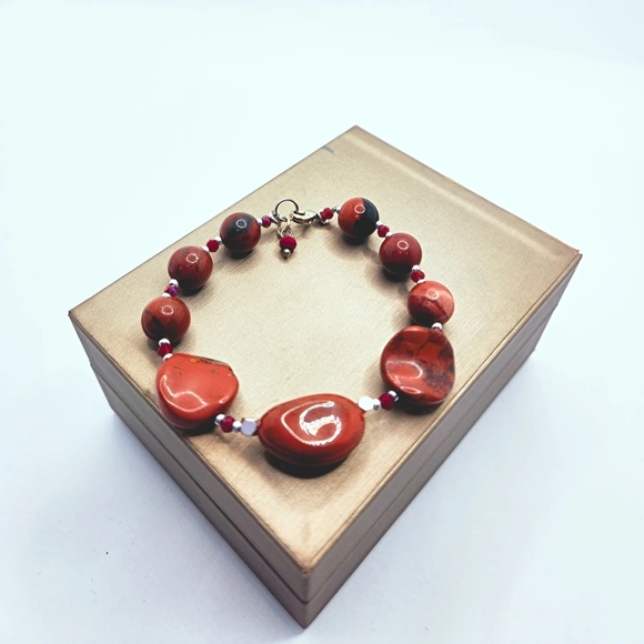 Red Jasper mixed shapes lobster clasp bracelet - Picture 2 of 4